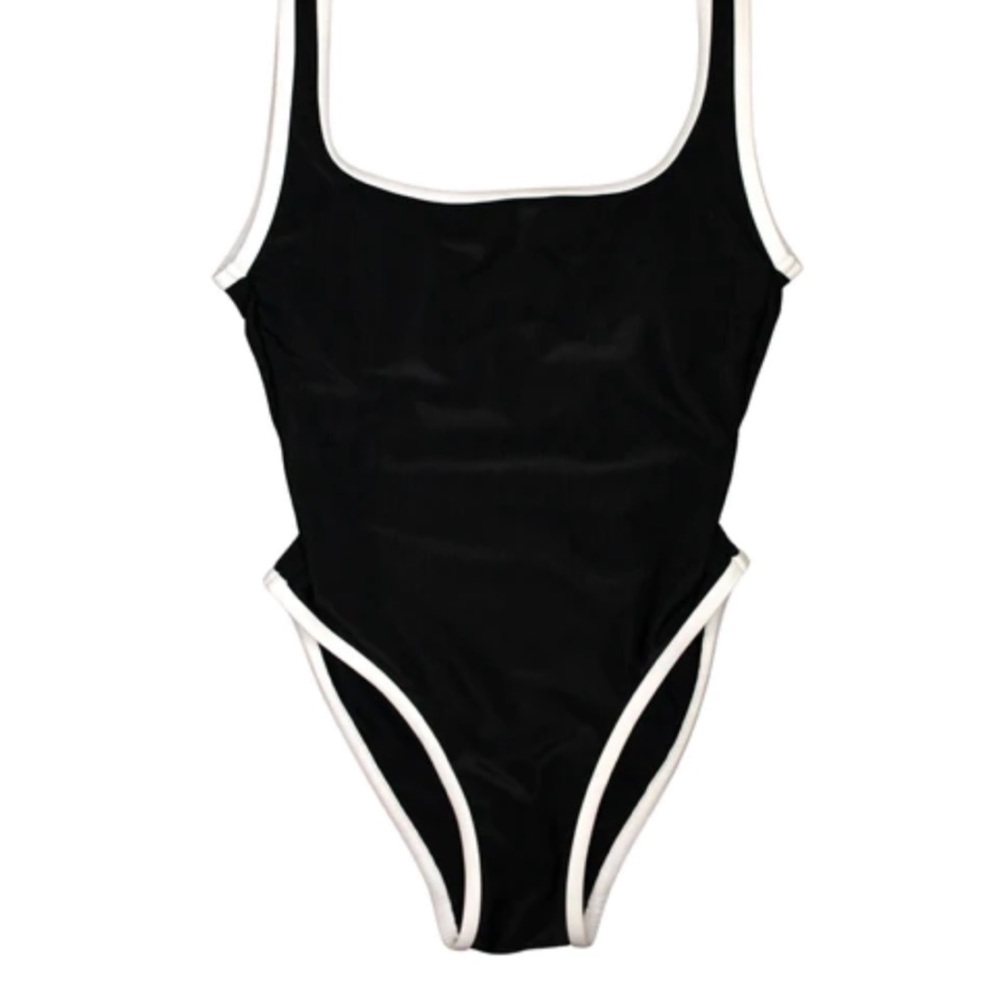 SOLD OUT Lain snow one piece. Ordered on a preorder & it does not fit me.